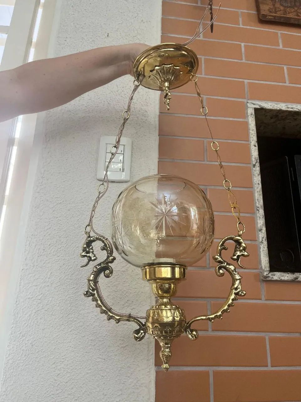 Lustre antigo em bronze com cúpula âmbar lapidada - Foto 3
