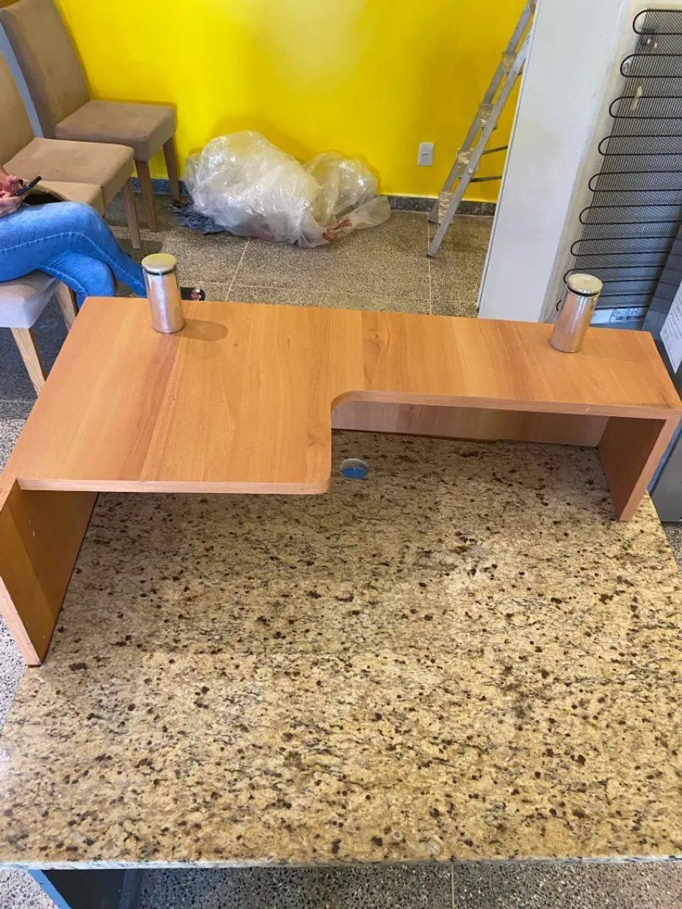 Balcão para caixa com pedra de granito