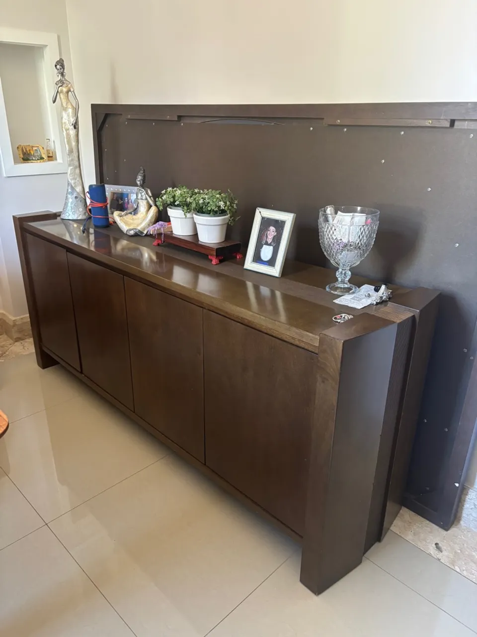 Aparador de madeira e mdf com design elegante