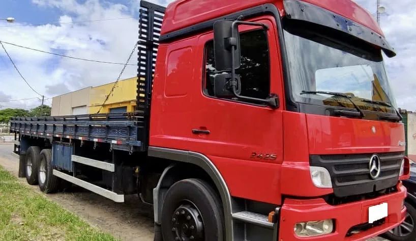 Mb atego 2425 6x2/carroceria/2011