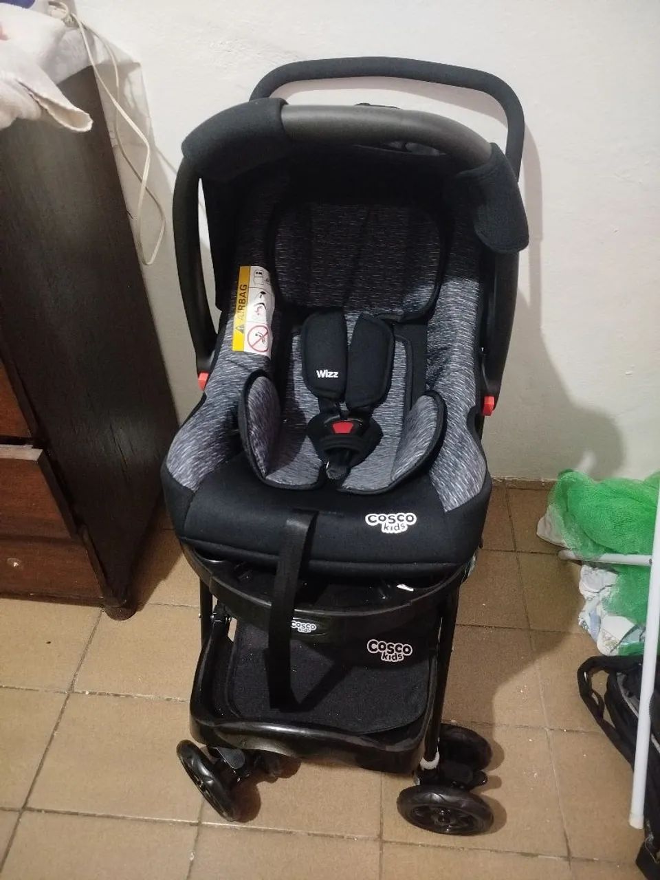 Carrinho com bebê conforto 