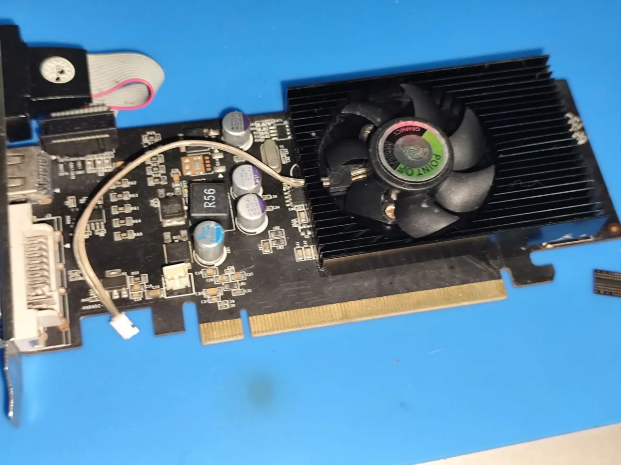 Vendo placa de vídeo GT 210 fake com problema