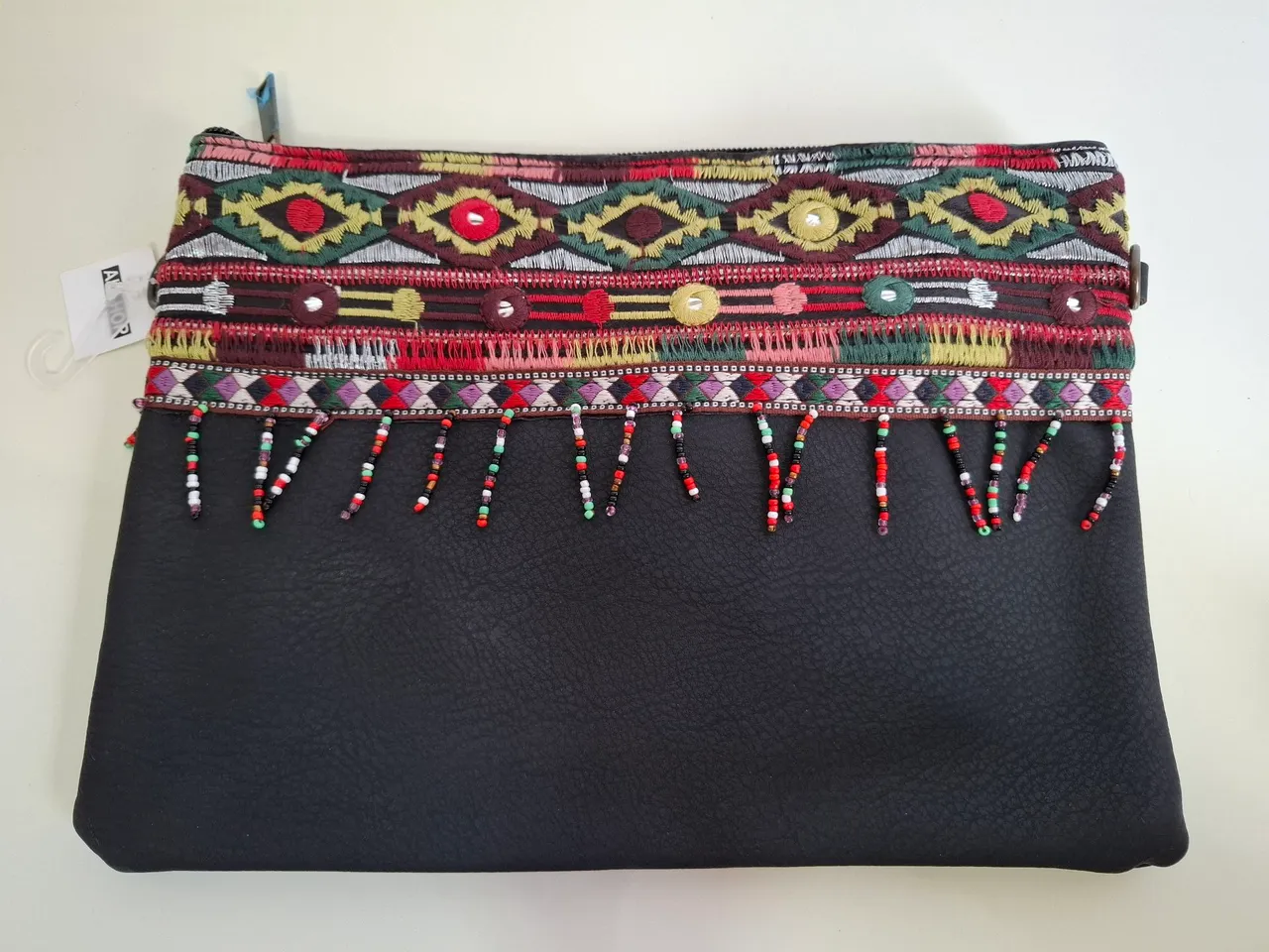Clutch Preta com Detalhes Bordados e Franjas