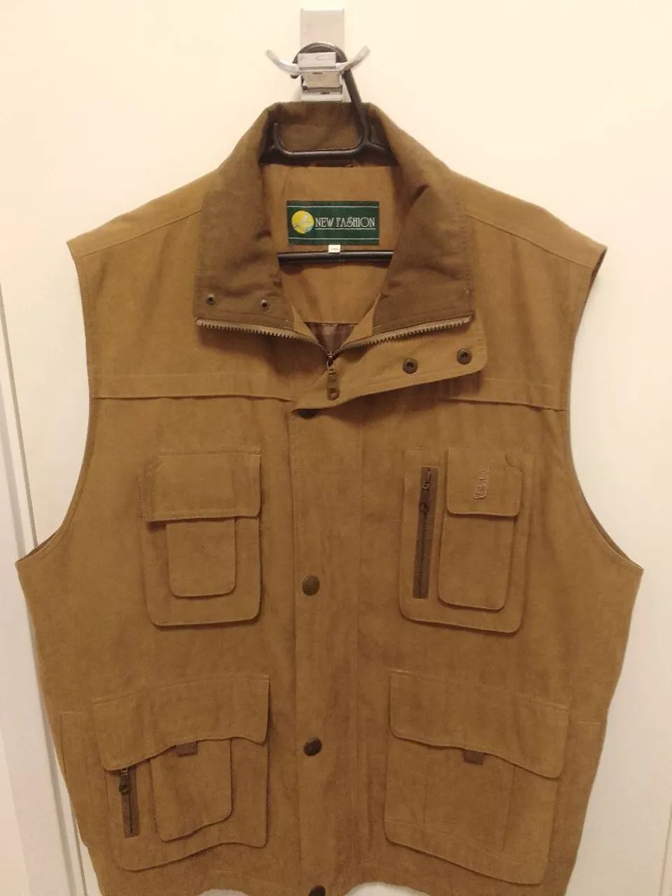 Colete Masculino Marrom com Múltiplos Bolsos