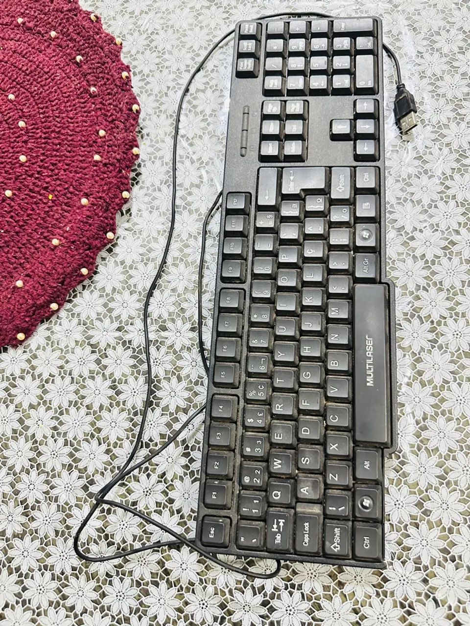 Dois teclados com fio para computador 