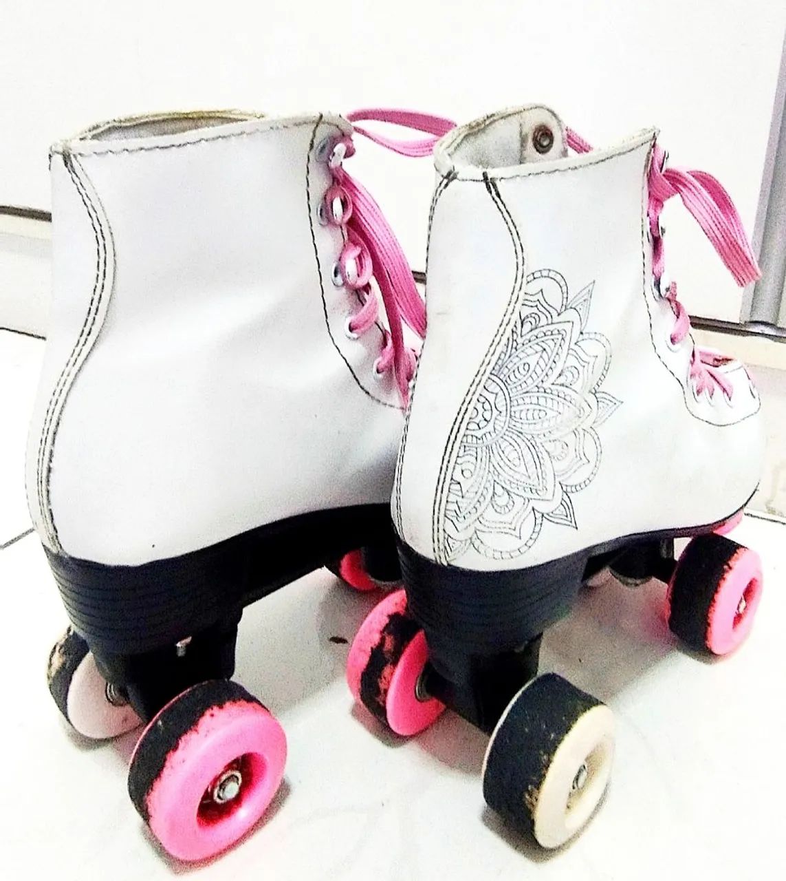 Patins Clássico 4 Rodas 37/38 Branco e Rosa Fun - Foto 2
