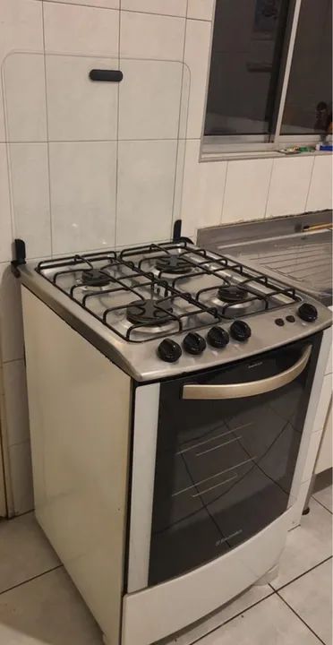Fogão Electrolux 4 bocas branco tampo em aço inox 