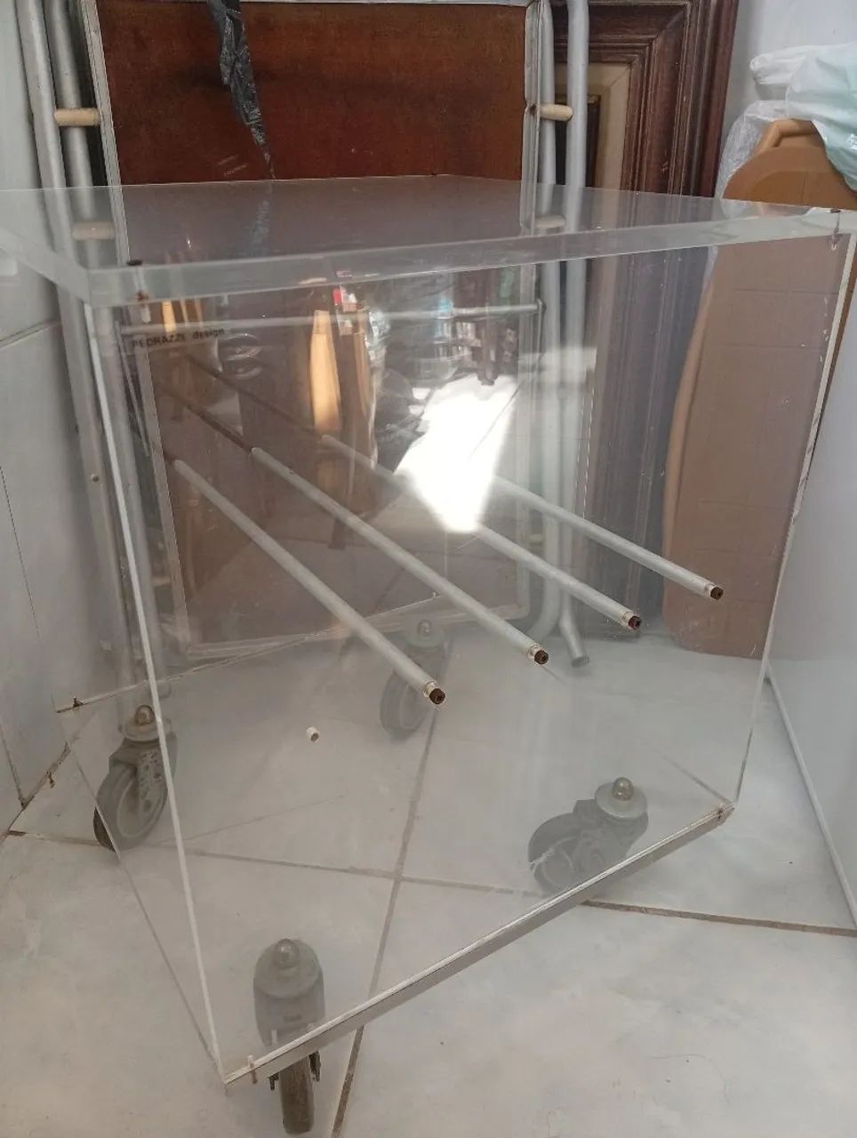 Vendo mesinha de Acrílico.