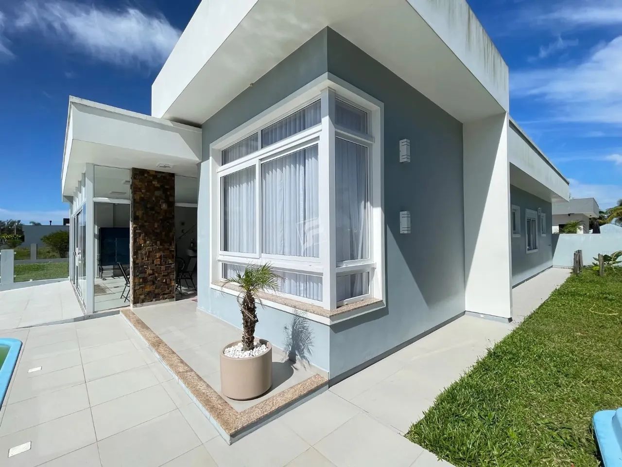 Encantadora casa à venda em Passo de Torres, no bairro Bellatorres. Localizada na Rua da L