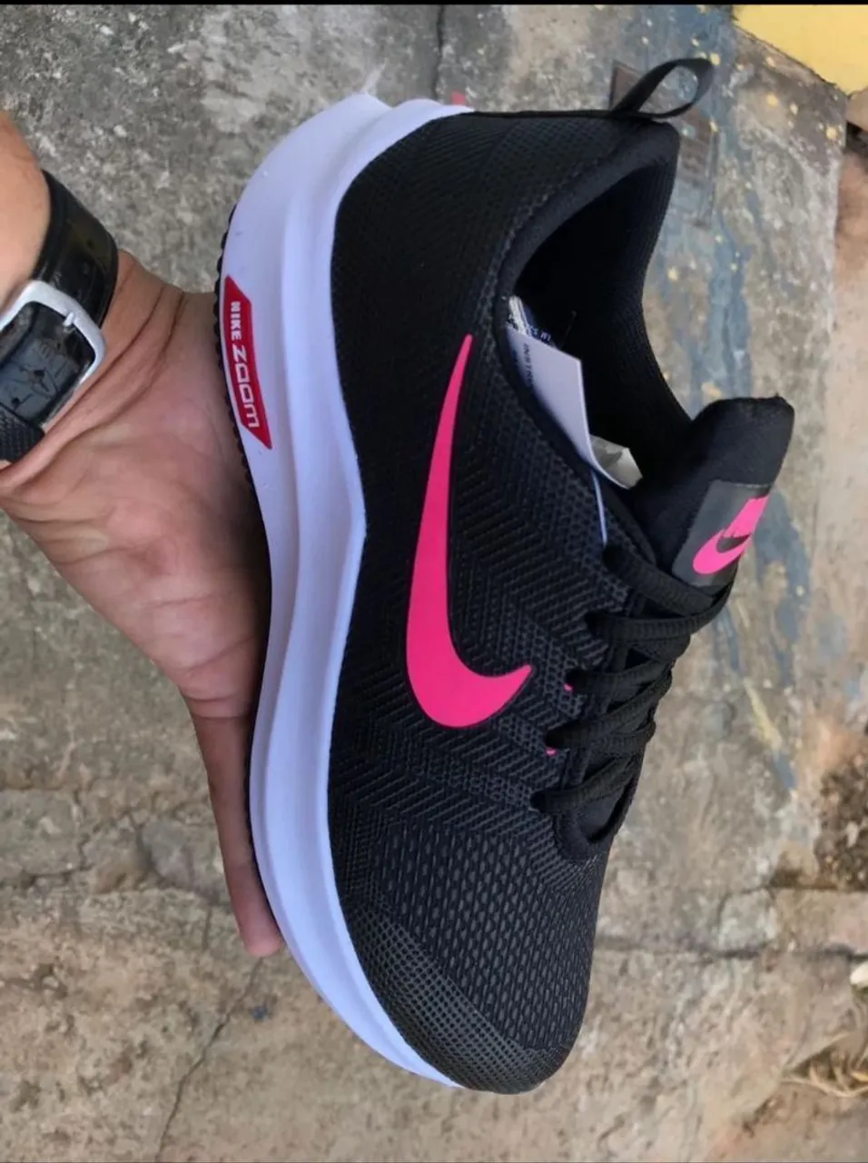 Tênis Nike Zoom - Preto com detalhes rosa