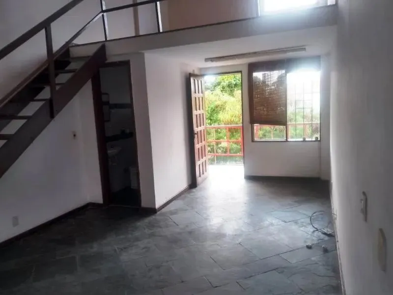 Sala comercial com mezanino para alugar no Itaigara com 33,50m2