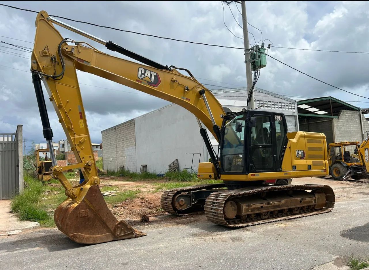 Escavadeira Caterpillar 320 ano 2022 com motor 6 cilindros e 5.800 horas, em SP