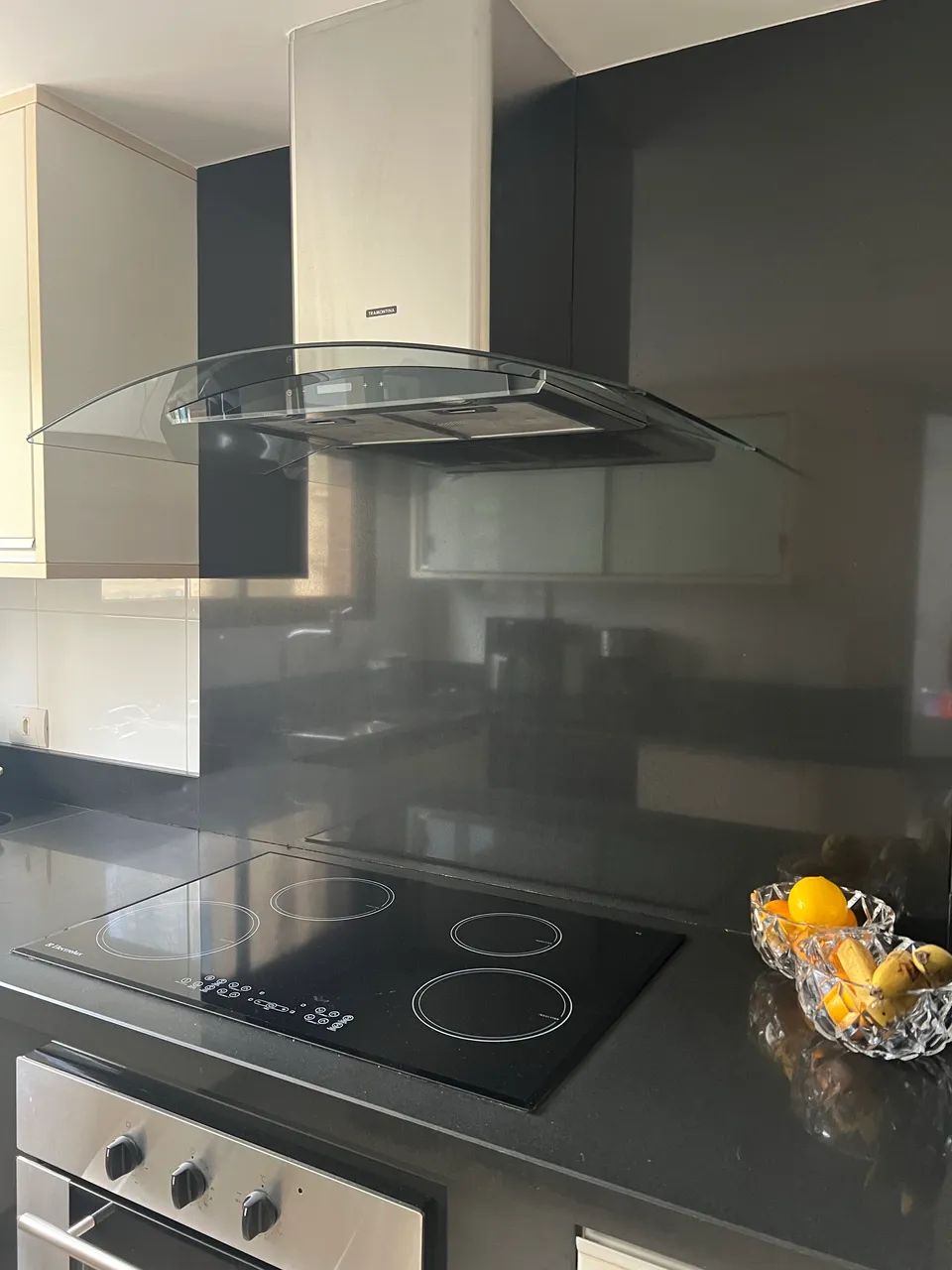 Tampos de cozinha completo, rodapia e frontão em mármore preto absoluto. - Foto 3