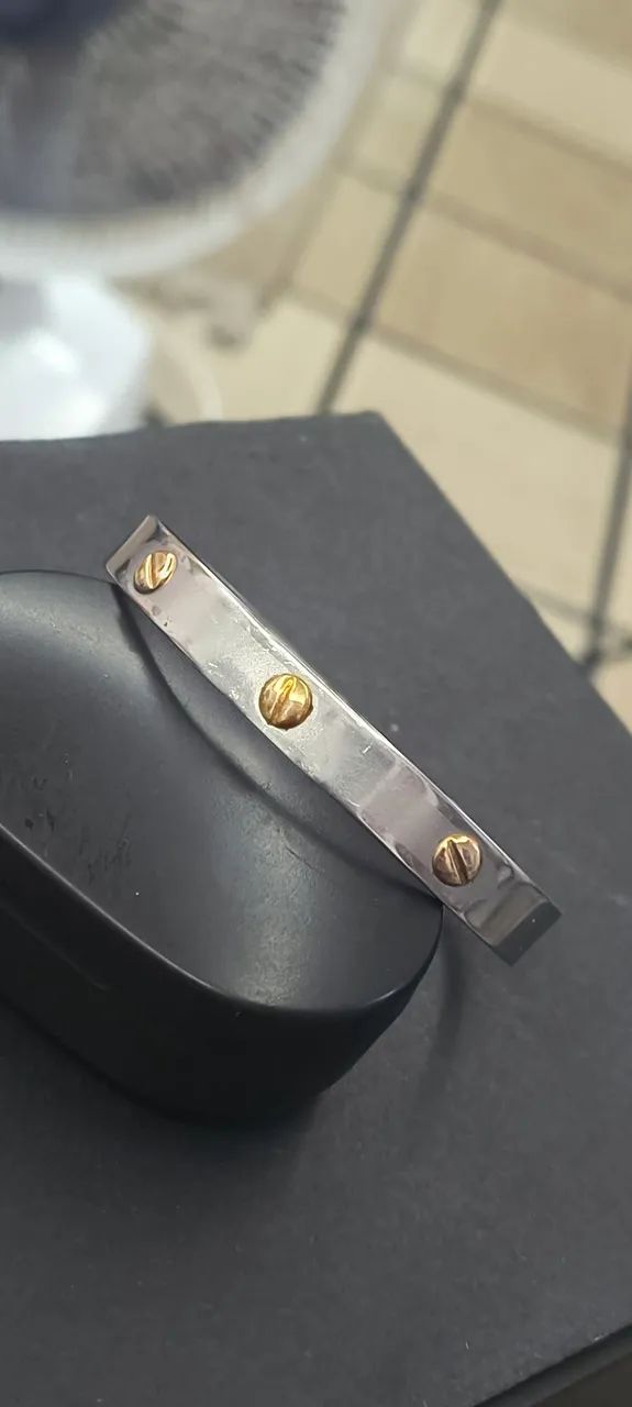 Bracelete em aço com detalhes em ouro 18k