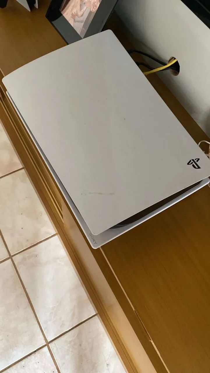 Ps5 fat digital em bom estado com 2 controles e base de carregamento original  - Foto 2