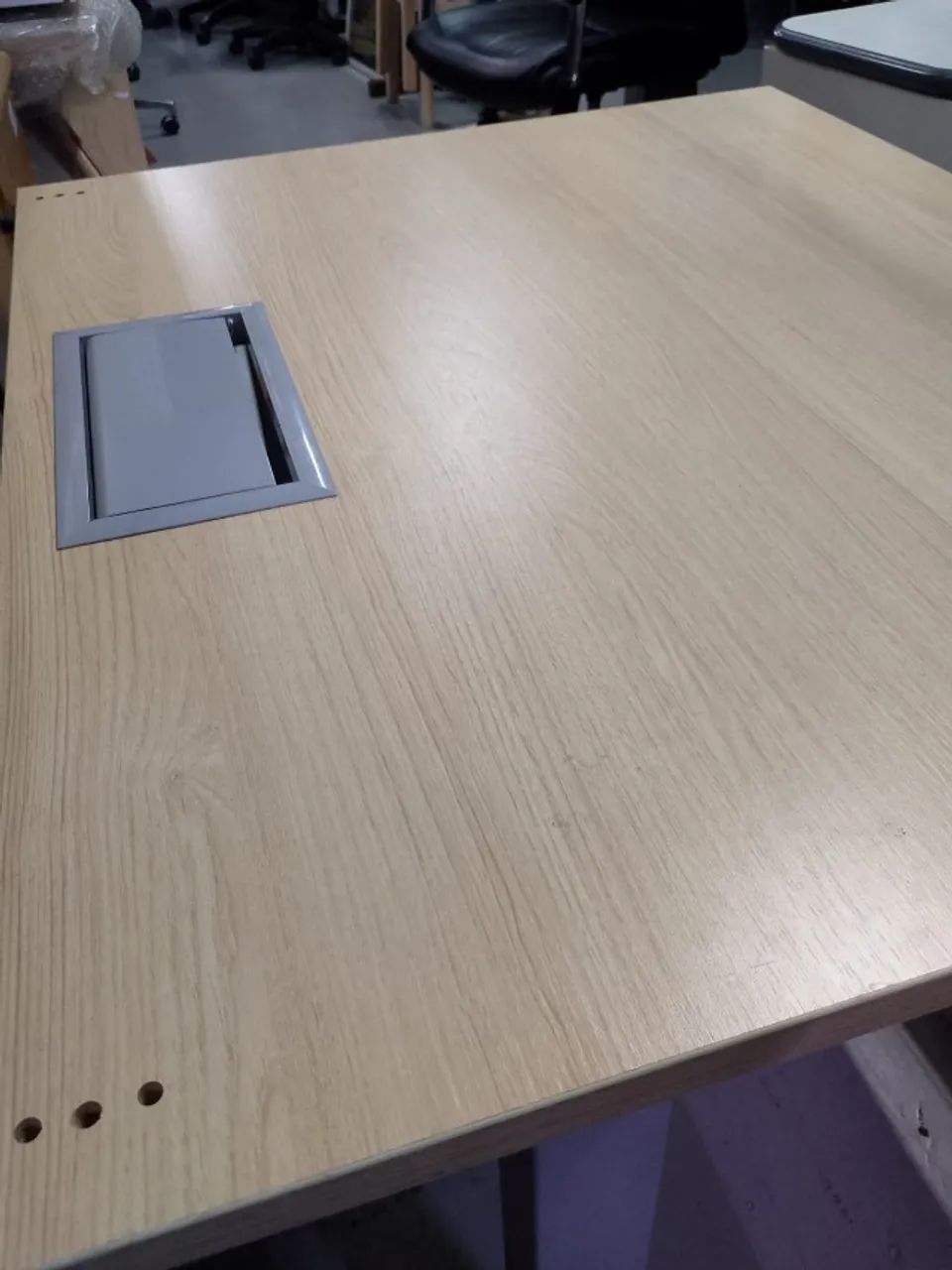 Mesa de Escritório com Caixa de Tomadas Integrada - 1,00m x 0,80m