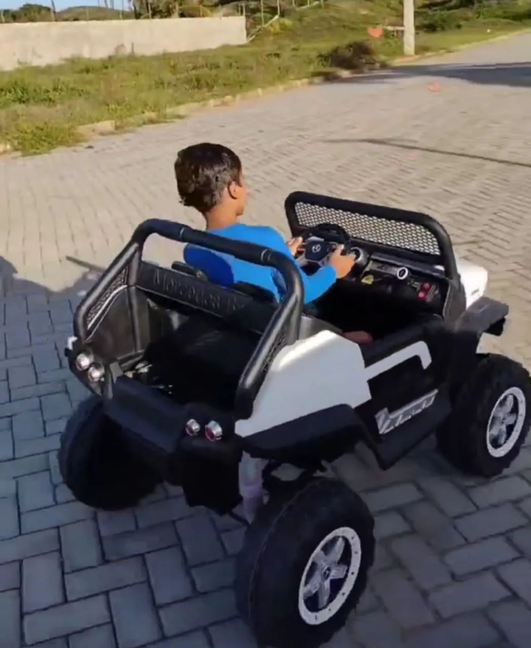 Carrinho elétrico pouco uso 