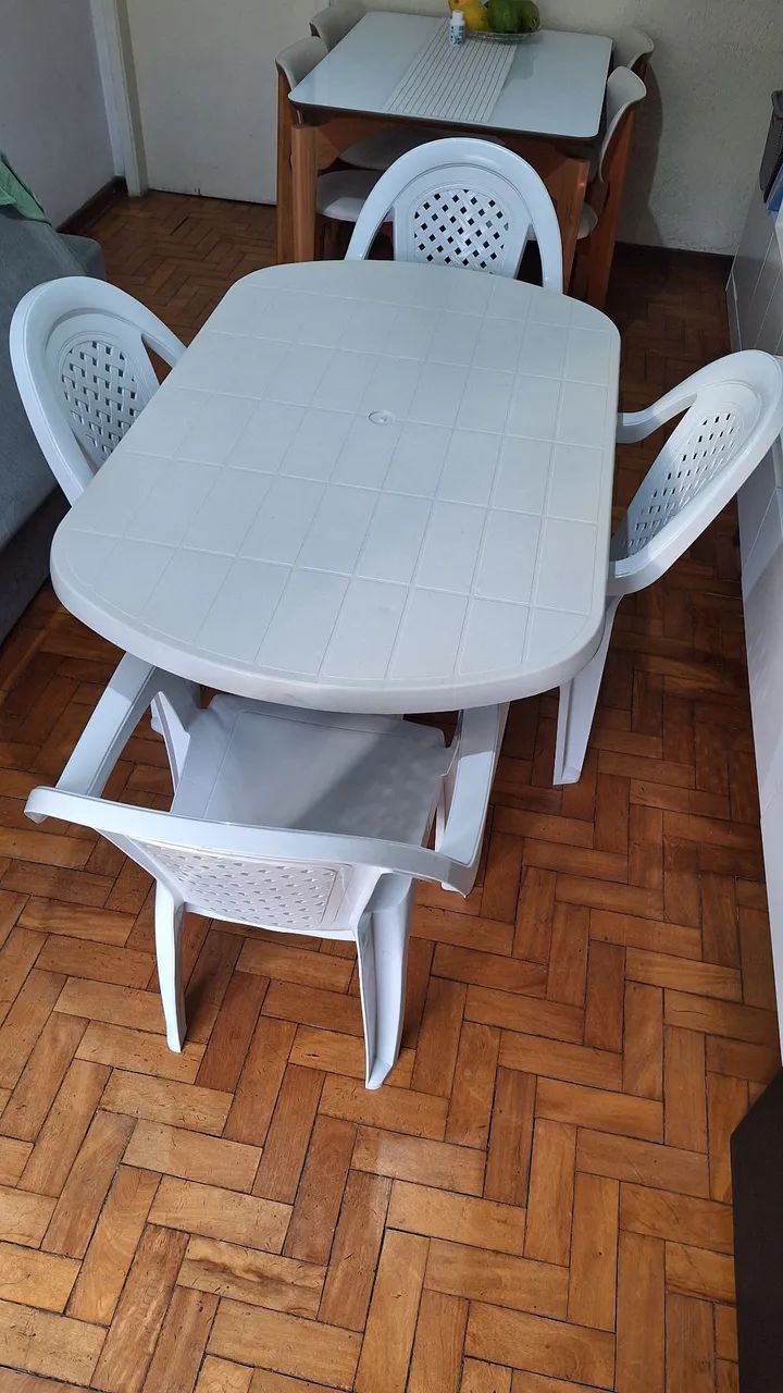 Mesa de Plástico com 04 Cadeiras