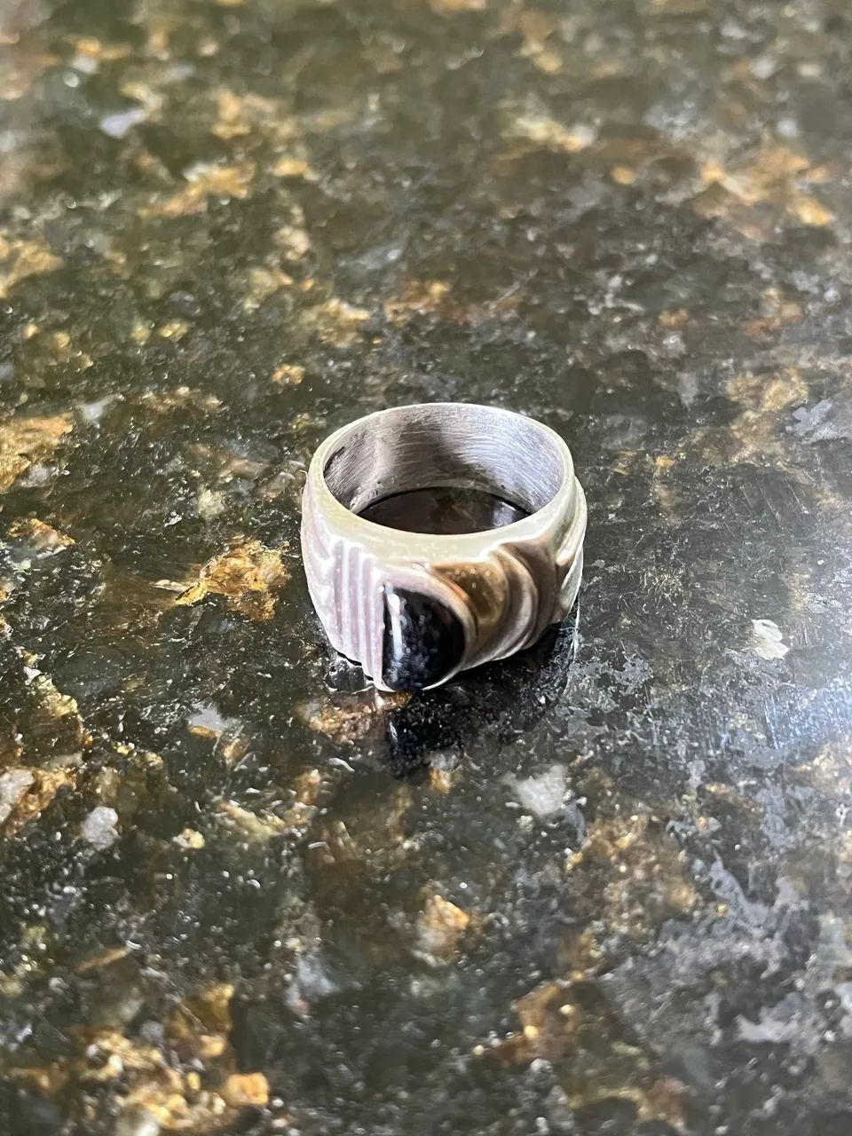Anel de Prata com Pedra Preta e Detalhe em Ouro 18k - Foto 3