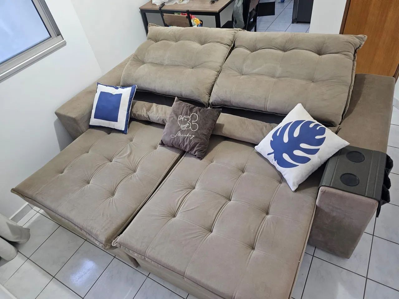 Sofa retrátil semi novo em tecido suede - Foto 5