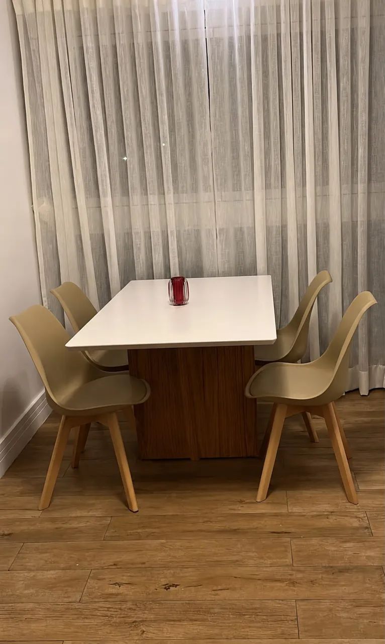 Mesa de jantar e 4 cadeiras