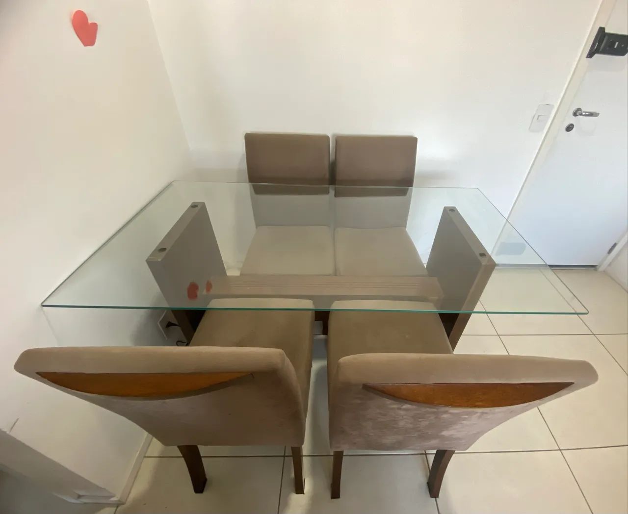 Mesa com tampo de vidro e base de madeira + 6 cadeiras - Foto 3