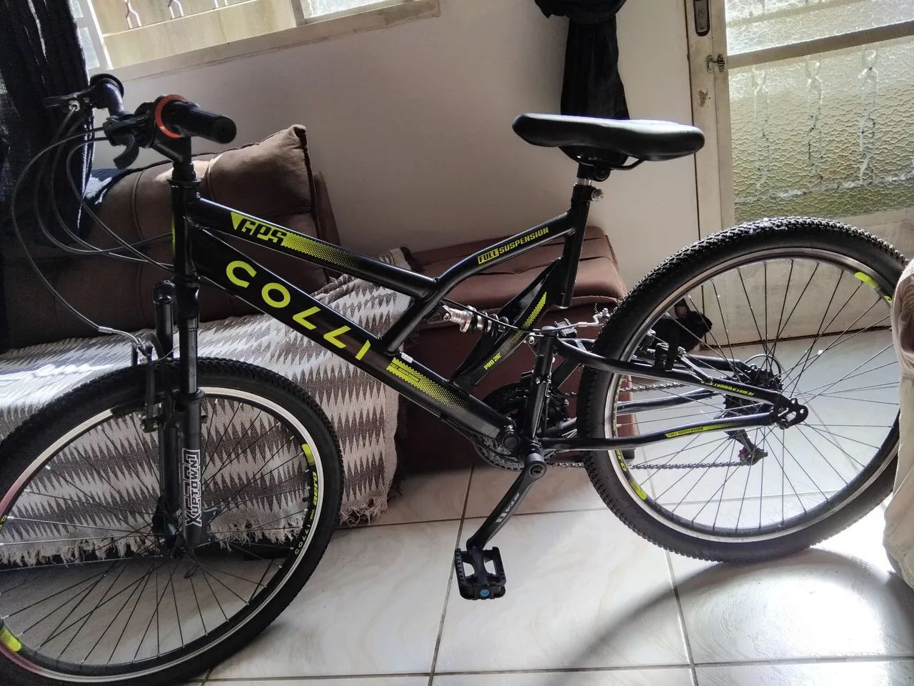 VENDO UMA BICICLETA SEMI NOVA COM MARCHA