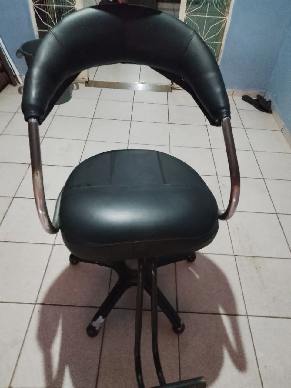 Vendo cadeira de barbearia barato  - Foto 3