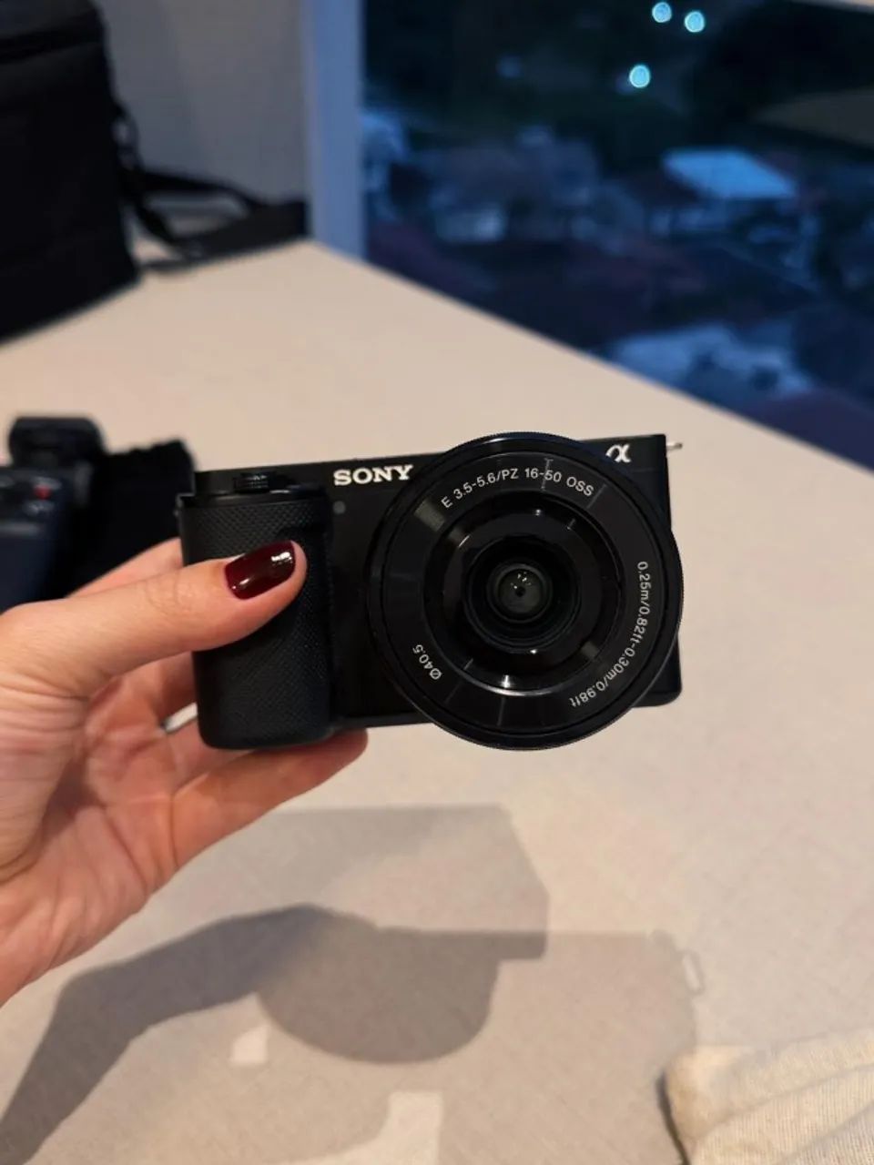 Câmera Sony ZV-E10 + Tripé Sony Bluetooth + Bolsa - Foto 2