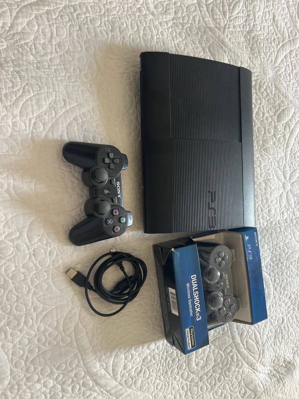 Ps3 desbloqueado com dois controles e cabos de carregamento 