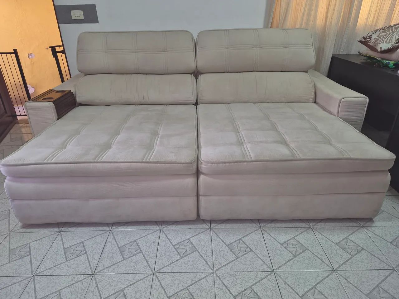 Sofá grande reclinável cor creme