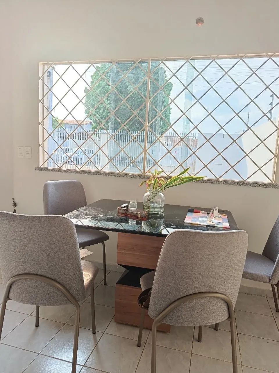 MESA DE JANTAR COM 4 CADEIRAS NOVA 