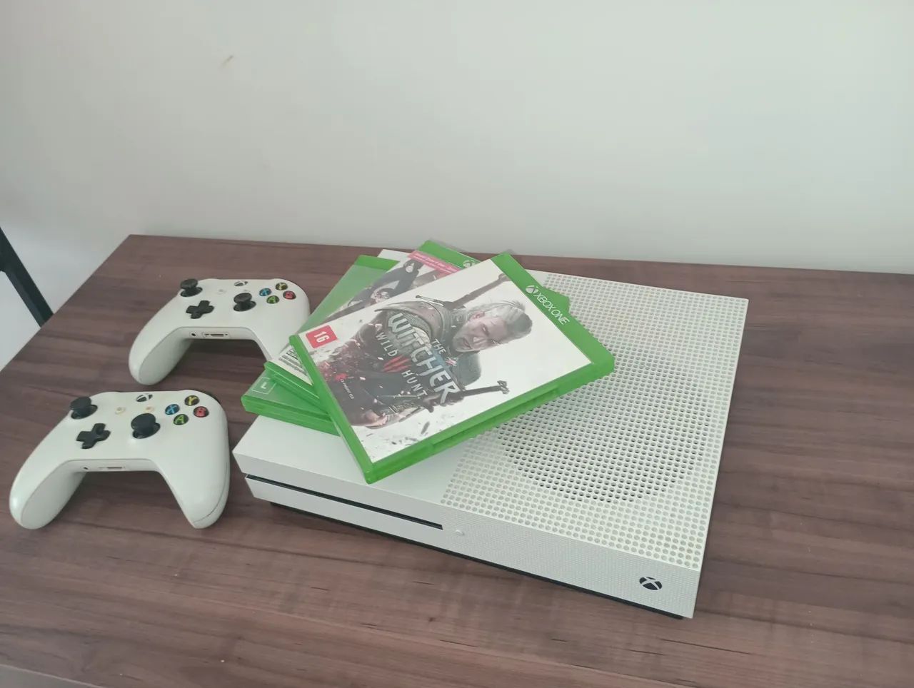 Xbox one S com 2 controles e 4 jogos  - Foto 2