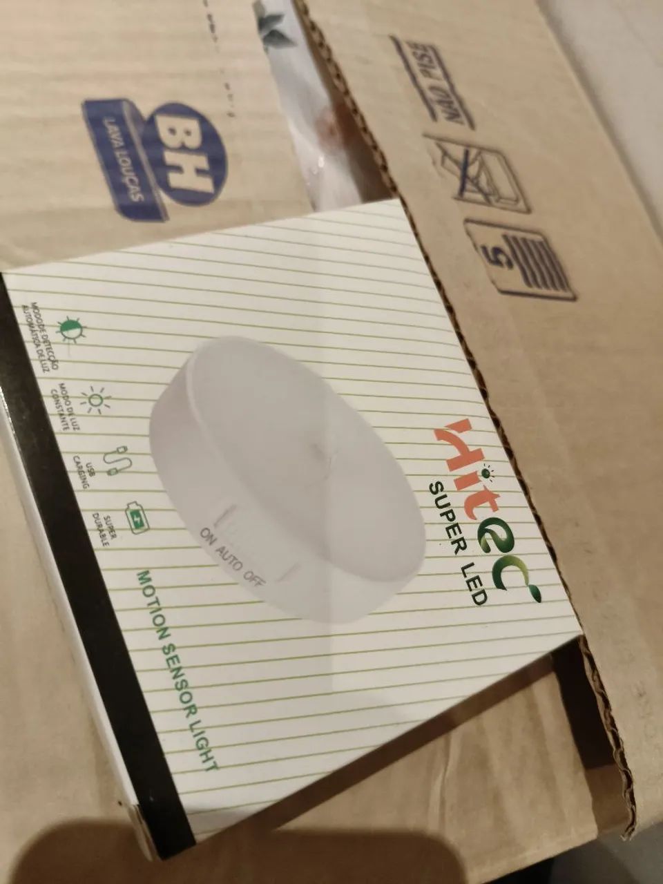 Luminária recarregável com sensor de presença para móveis 