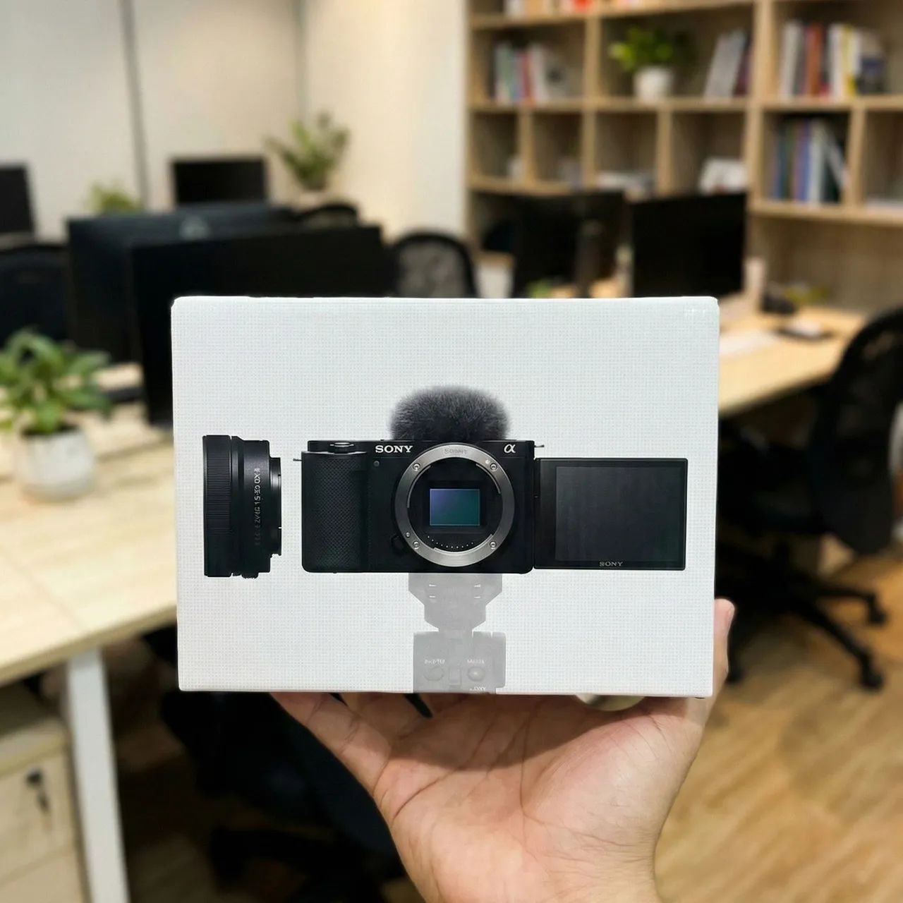 (SOMENTE HOJE) Câmera ZVE10 Sony + Lente 16-50mm + Acessórios (NOVA)<br> - Foto 2