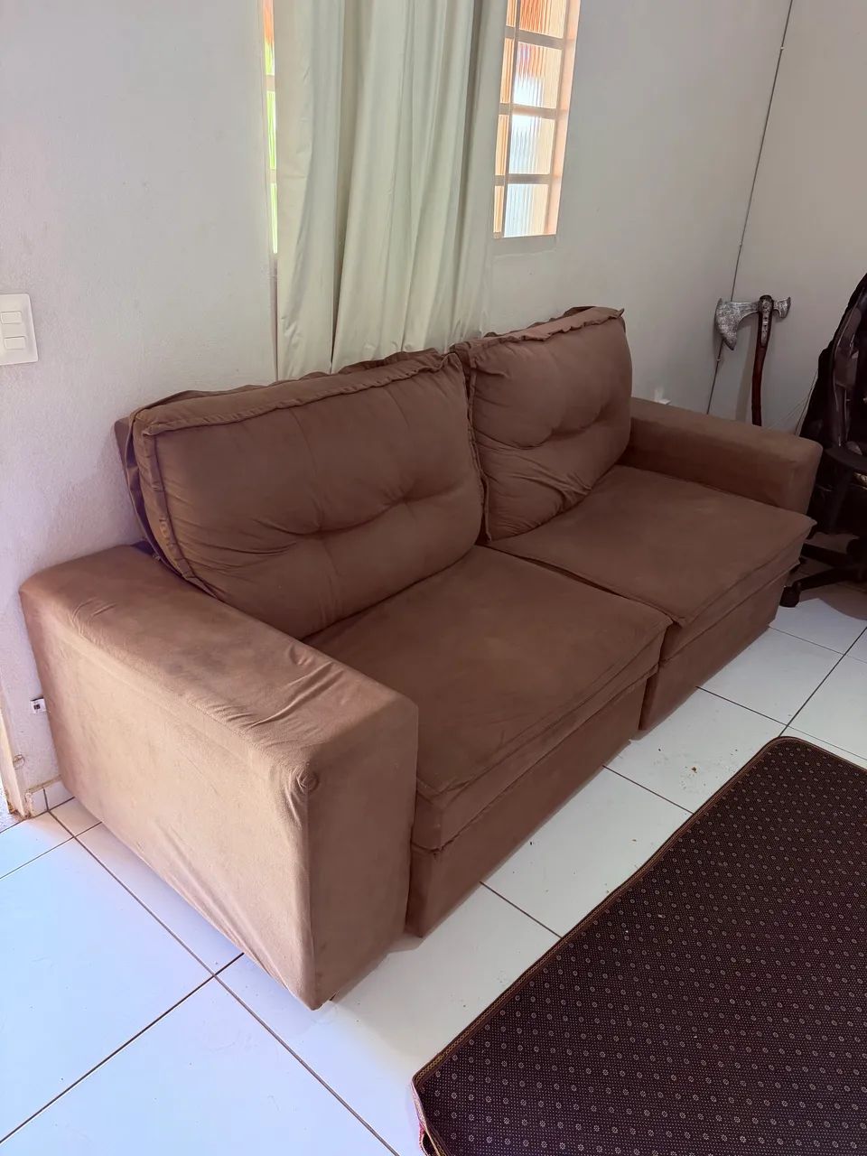 Sofá retrátil 4 lugares veludo - usado  - Foto 3
