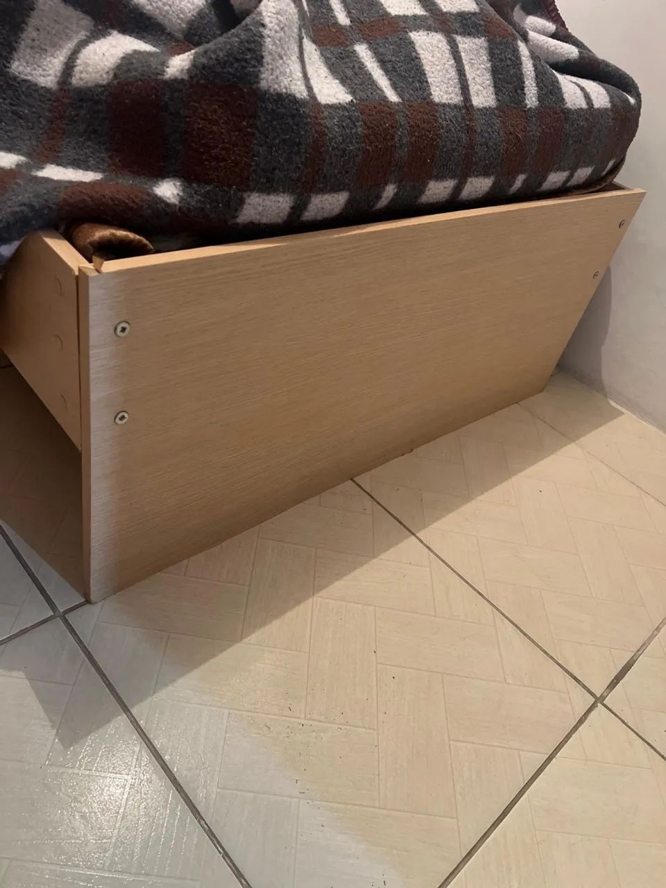 Cama solteiro com baú embutido, em madeira. - Foto 2