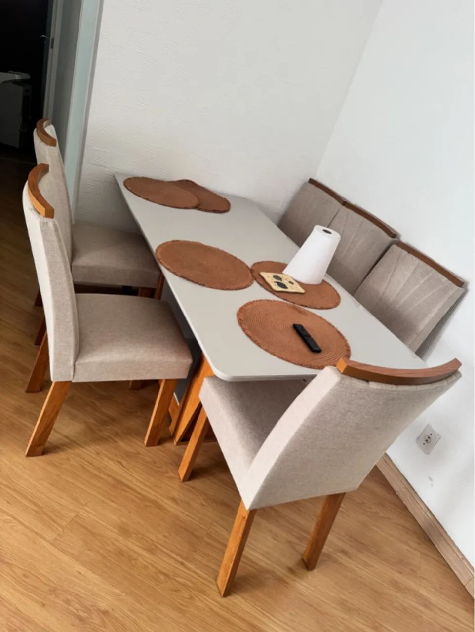 Mesa de jantar com 6 lugares 80 × 160 × 80 cm // Ano: 2025