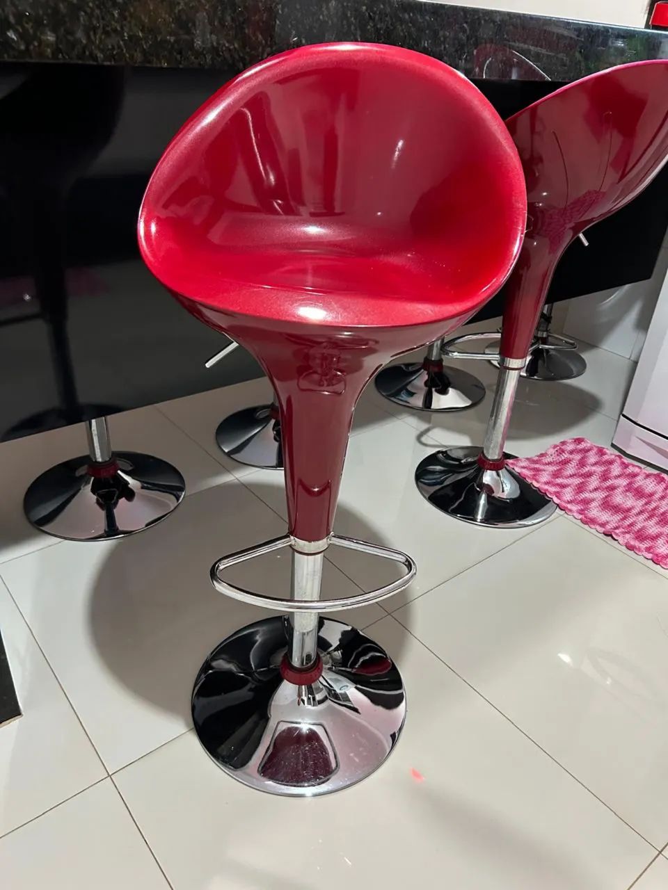 Vendo 5 banquetas taça vermelha bem conservadas