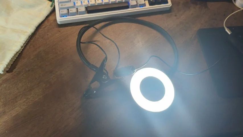 Luminária LED VILU ONE USB com Garra e Haste Flexível - Foto 5