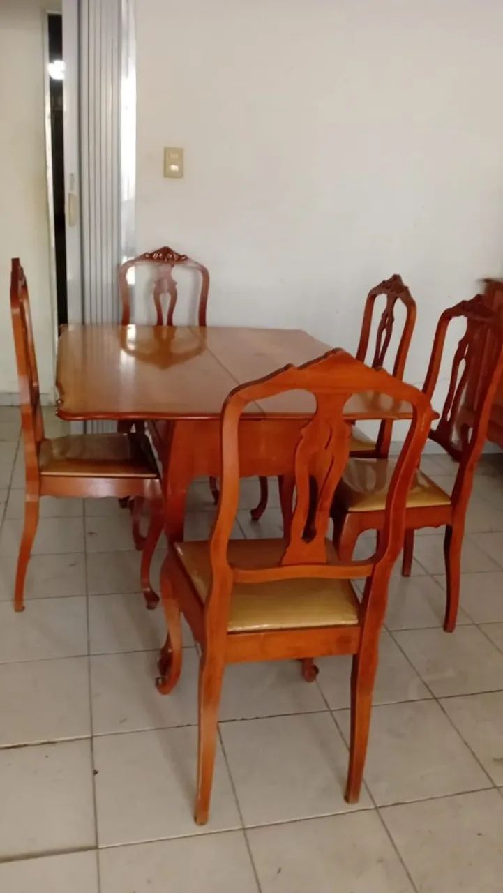 Cristaleira e mesa de madeira maciça  - Foto 2