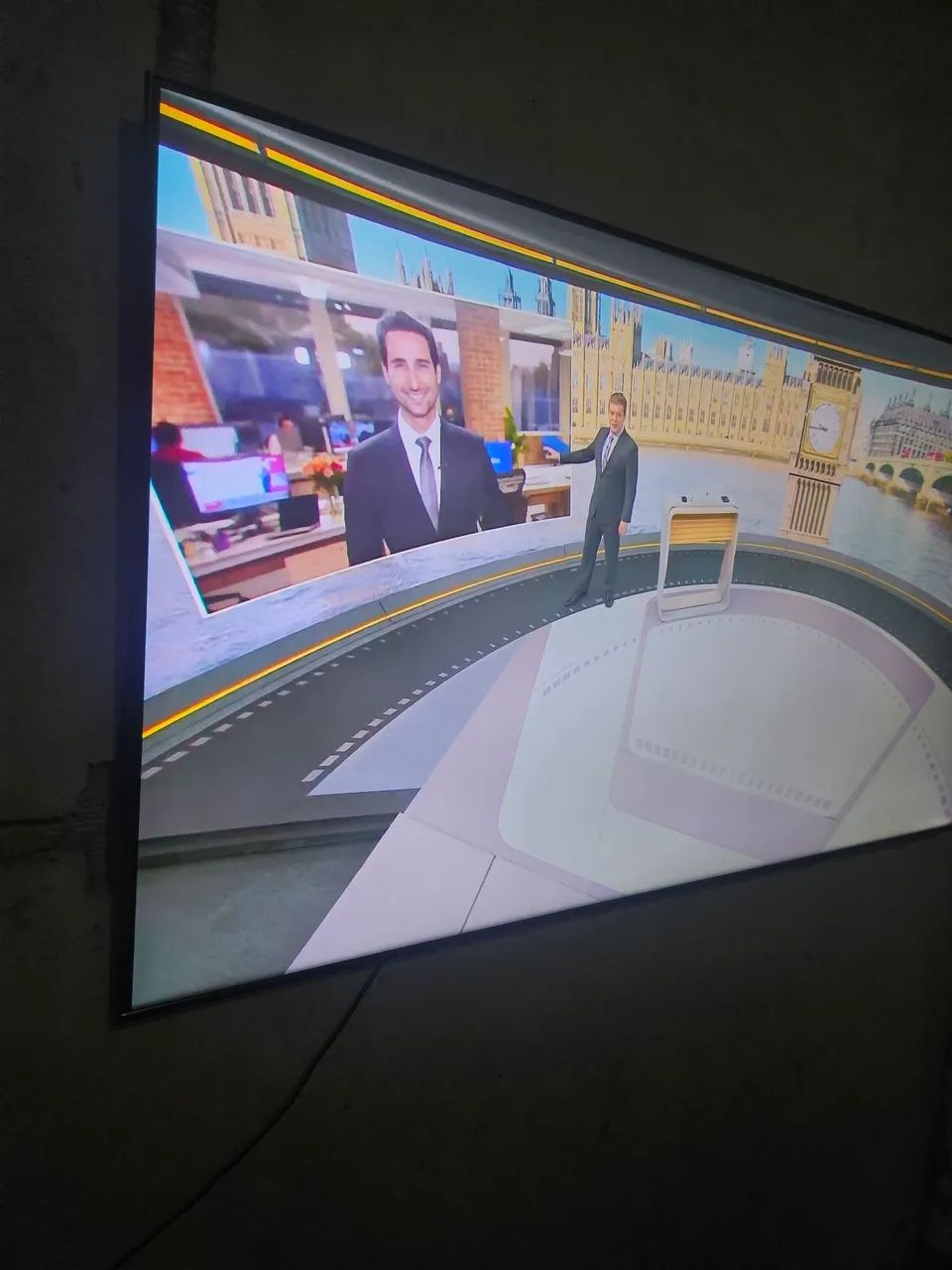 Tv sansung 65 polegadas Crystal - Foto 3