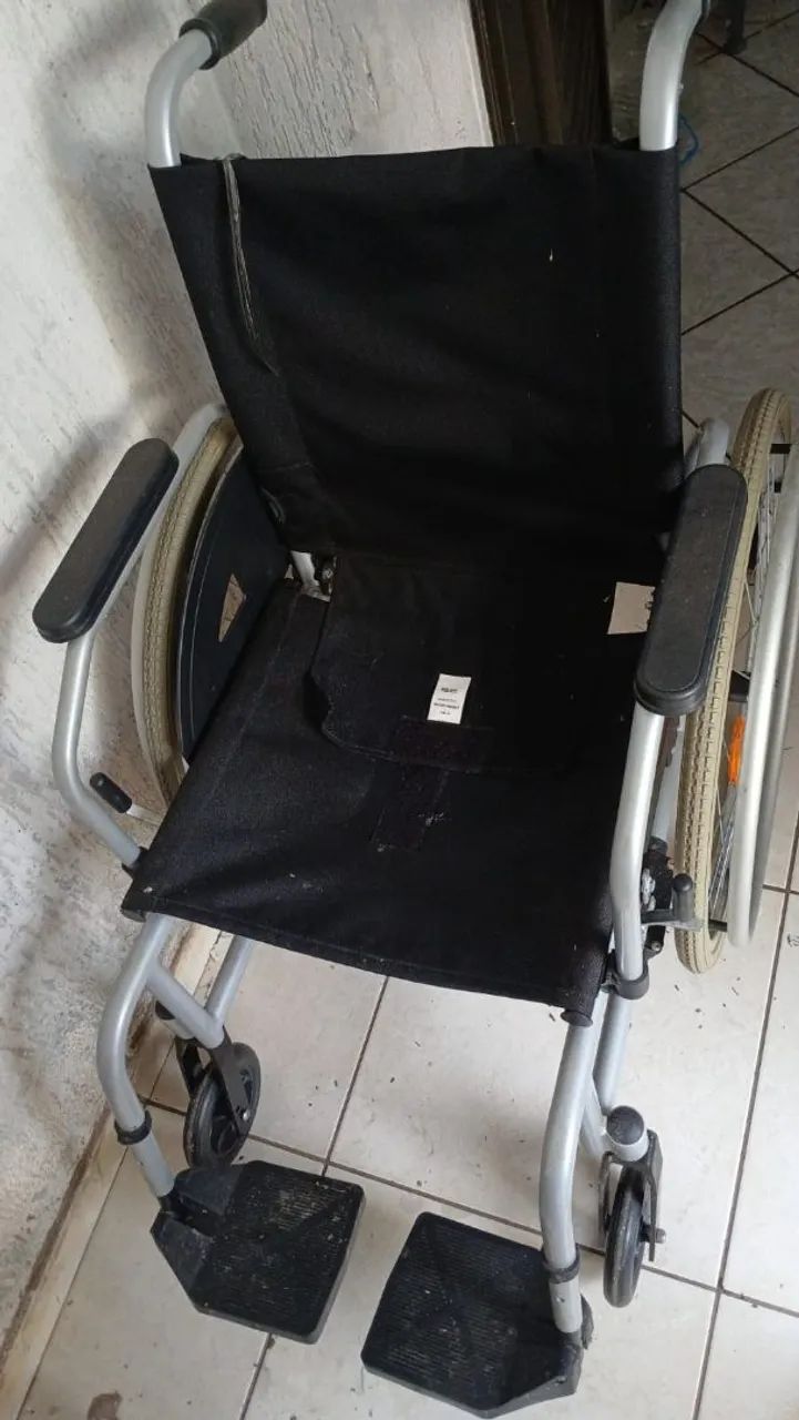 Cadeira de rodas quase não usada  - Foto 2
