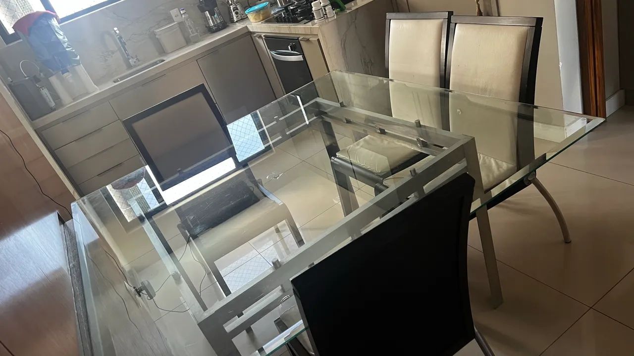 Mesa e Conjunto de Quatro Cadeiras - Foto 2