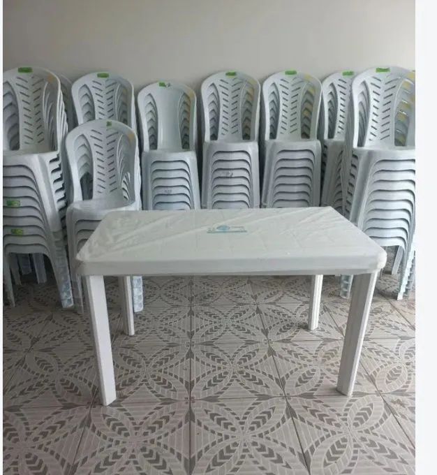 Mesa de Plástico desmontável com 6 cadeiras 