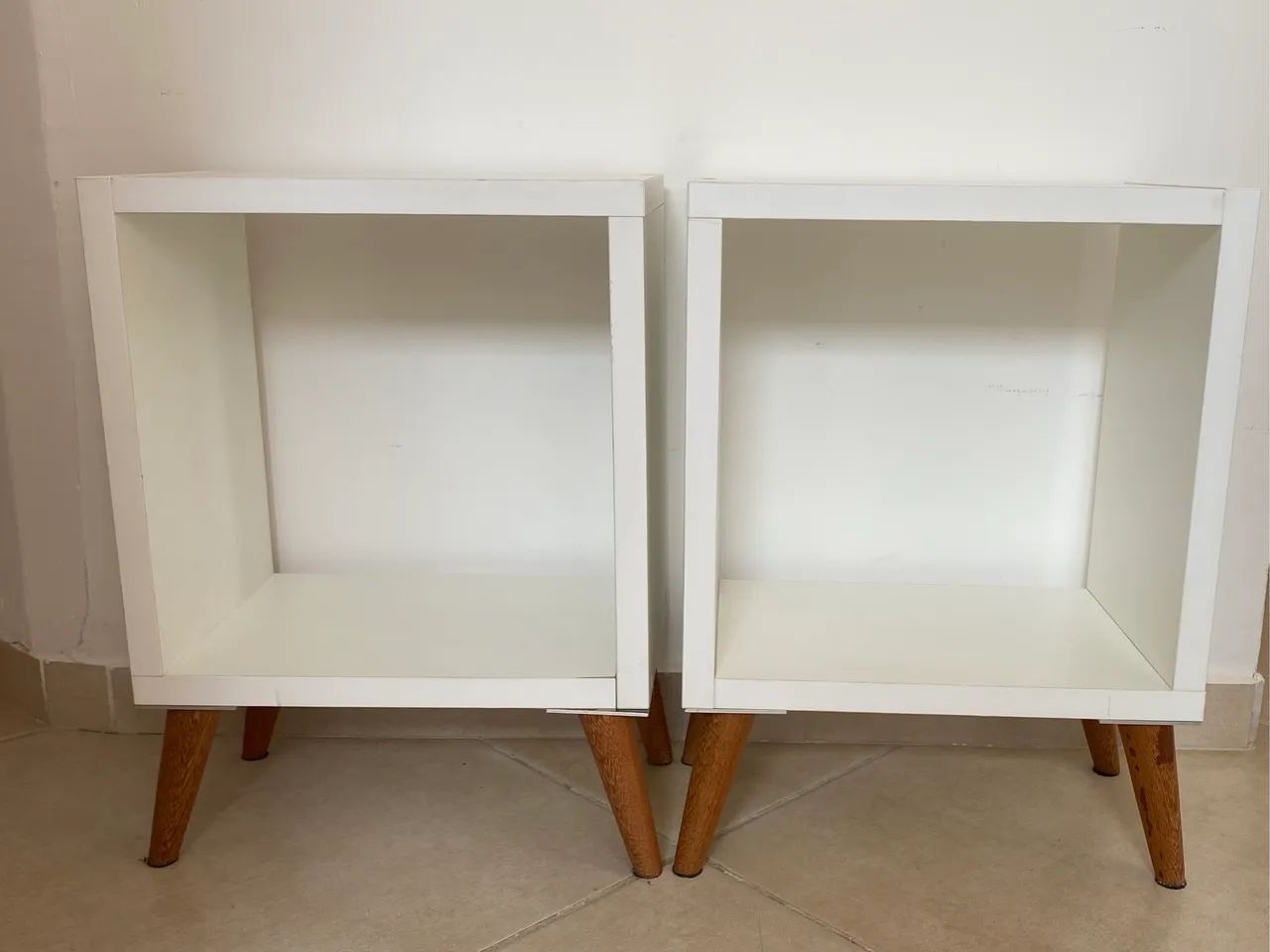 2 mesa de cabeceira com pés de madeira 