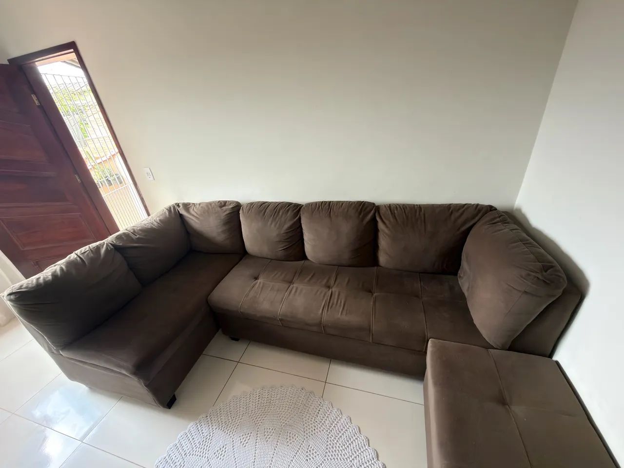 Sofá de canto em U com chaise - suede marrom - Foto 2