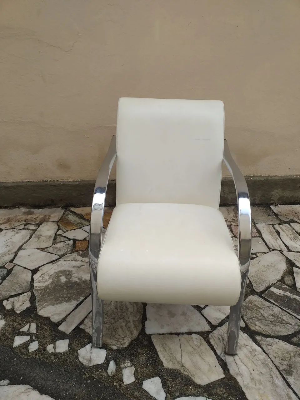 POLTRONA BRANCA BRAÇOS DE METAL CROMADO SPERART MARCA TOP DE MÓVEIS  SUPER CONSERVADA  TOP