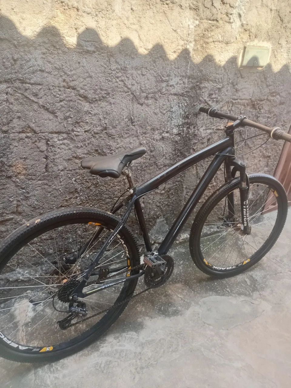 Bicicleta Aro 29 com marcha e freio a disco bem conservada