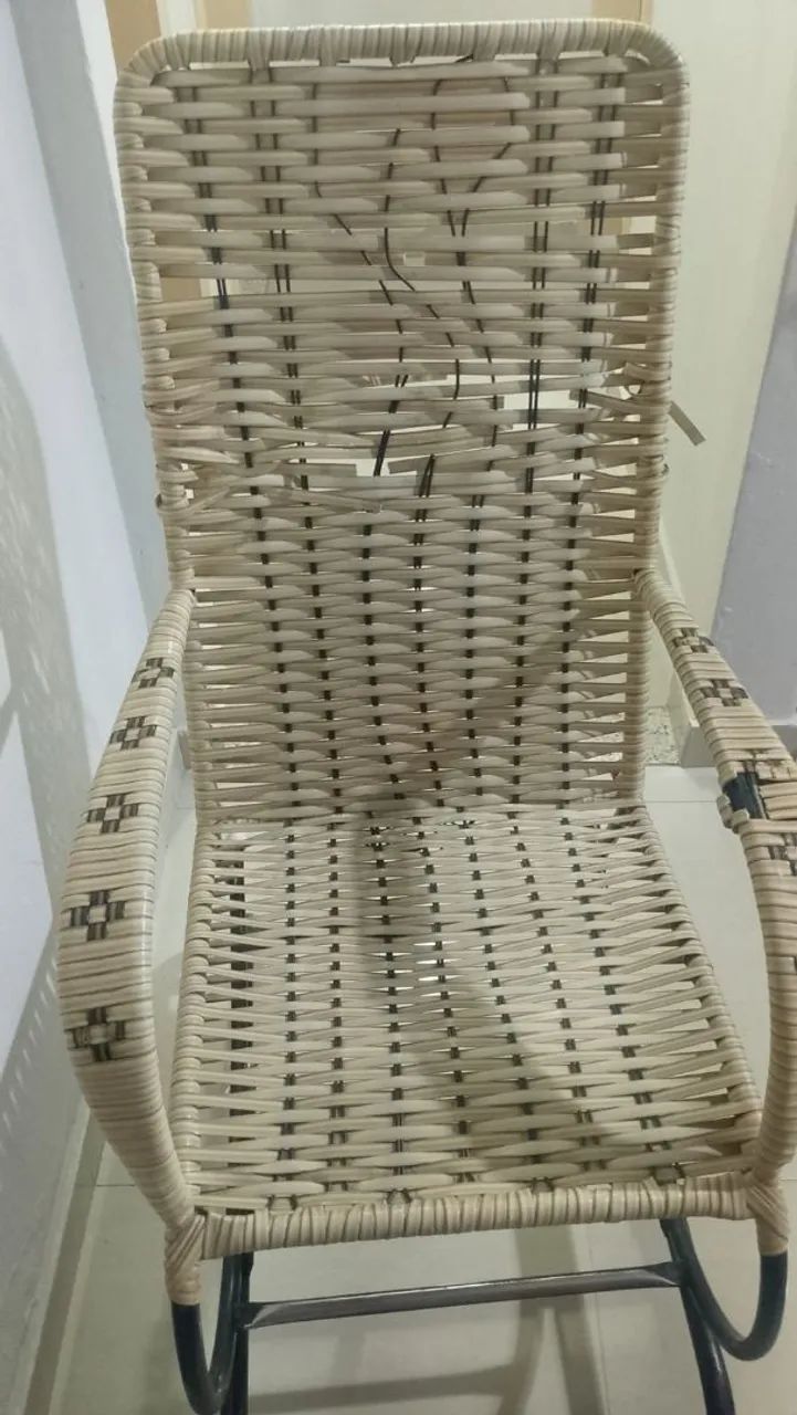 Cadeira de balanço - precisando de alguns reparos.  - Foto 2